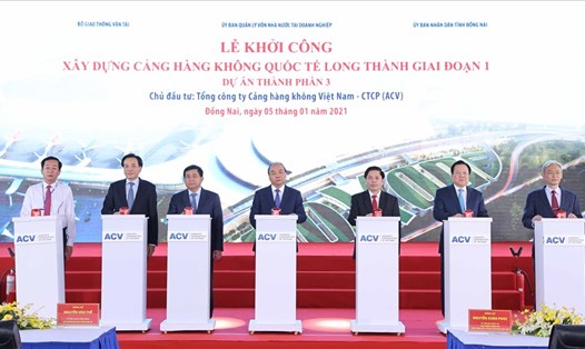 Thủ tướng Nguyễn Xuân Phúc và các đại biểu bấm nút phát động khởi công Dự án đầu tư xây dựng Cảng Hàng không quốc tế Long Thành giai đoạn 1. Ảnh: TTXVN