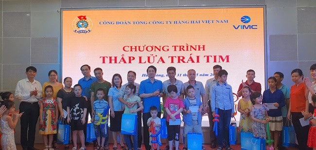 Công đoàn Tổng Cty Hàng hải Việt Nam tặng quà cho con người lao động bị bệnh hiểm nghèo. Ảnh: Linh Chu