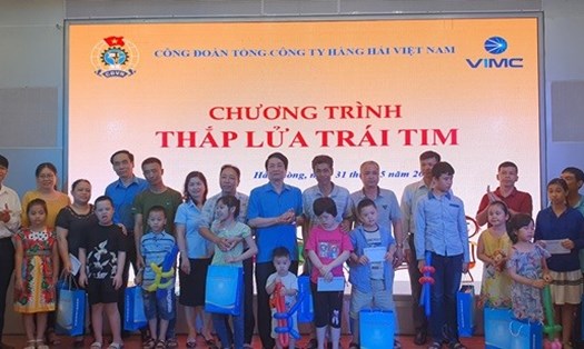 Công đoàn Tổng Cty Hàng hải Việt Nam tặng quà cho con người lao động bị bệnh hiểm nghèo. Ảnh: Linh Chu