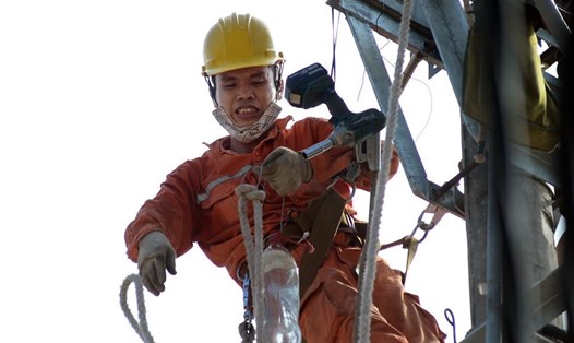 Các cấp công đoàn ngành điện luôn tích cực tham gia bảo đảm an toàn vệ sinh lao động cho đoàn viên. Ảnh minh hoạ: Hoa Việt Cường