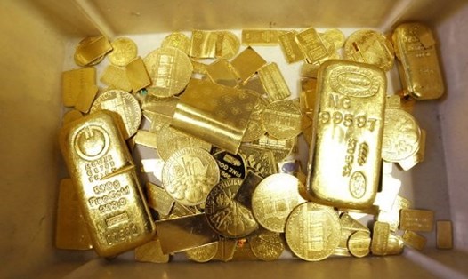 Cảnh sát Nam Phi bắt giữ 3 nghi phạm mang theo 73,5 kg vàng ở sân bay thành phố Johannesburg. Ảnh: AFP