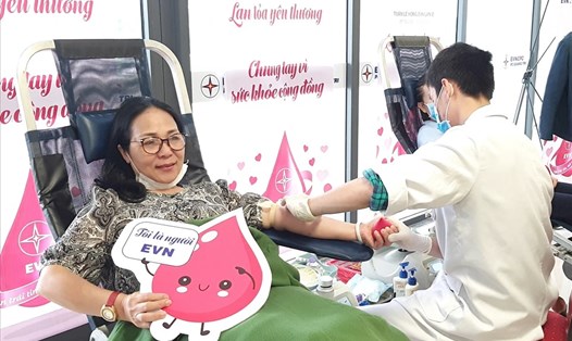 Chị Minh Hoa tham gia hiến máu trong chương trình “Tuần lễ hồng EVN”. Ảnh: Minh Thành