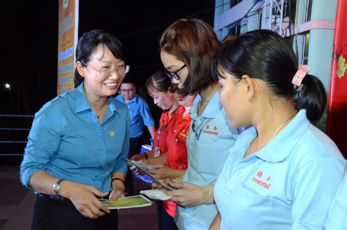 Bà Trần Thị Diệu Thúy, Chủ tịch LĐLĐ TPHCM động viên các CN trong Khu chế xuất - công nghiệp TPHCM về quê ăn Tết. Ảnh Công đoàn Khu chế xuất - công nghiệp TPHCM