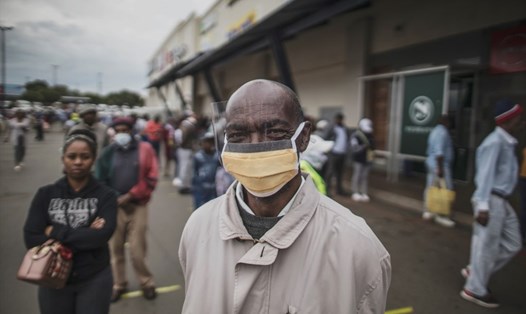 Biến thể virus SARS-CoV-2 ở Nam Phi dường như ức chế các loại thuốc kháng thể, chuyên gia Mỹ cảnh báo. Ảnh: AFP.