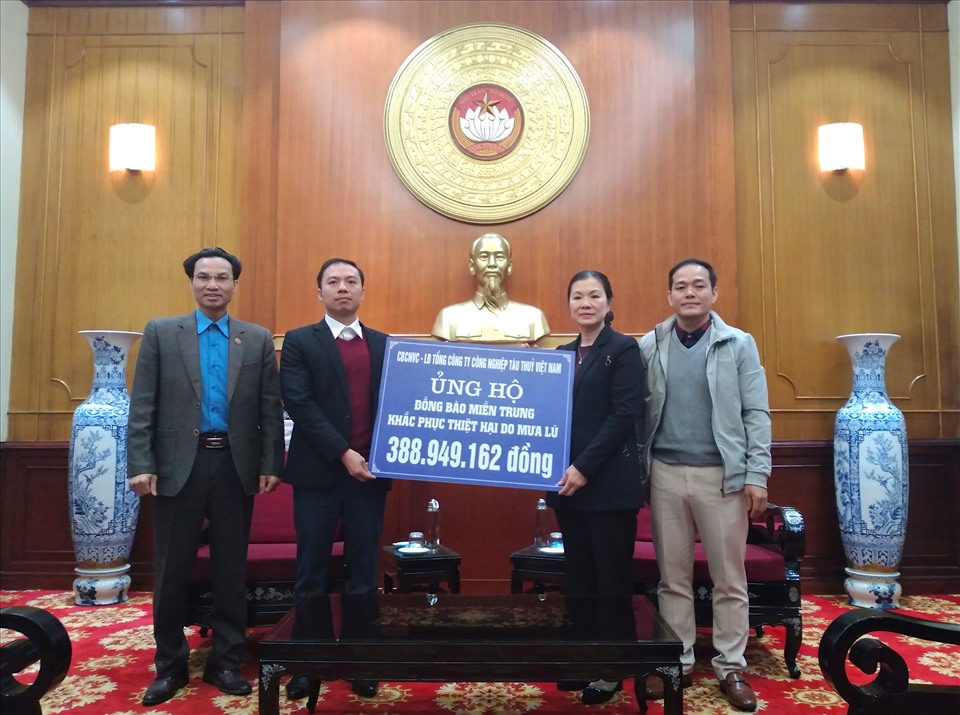 Đại diện Công đoàn và Tổng Công ty Công nghiệp Tàu thuỷ Việt Nam trao tiền ủng hộ đồng bào miền Trung khắc phục thiệt hại do mưa lũ. Ảnh: Tú Quỳnh
