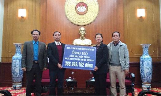 Đại diện Công đoàn và Tổng Công ty Công nghiệp Tàu thuỷ Việt Nam trao tiền ủng hộ đồng bào miền Trung khắc phục thiệt hại do mưa lũ. Ảnh: Tú Quỳnh