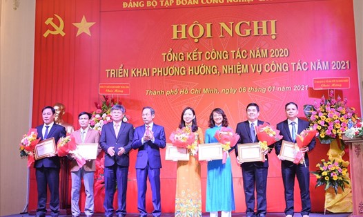 Đại diện các cơ sở Đảng đạt thành tích trong sạch vững mạnh tiêu biểu năm 2020 nhận khen thưởng của Đảng ủy VRG. Ảnh Nam Dương