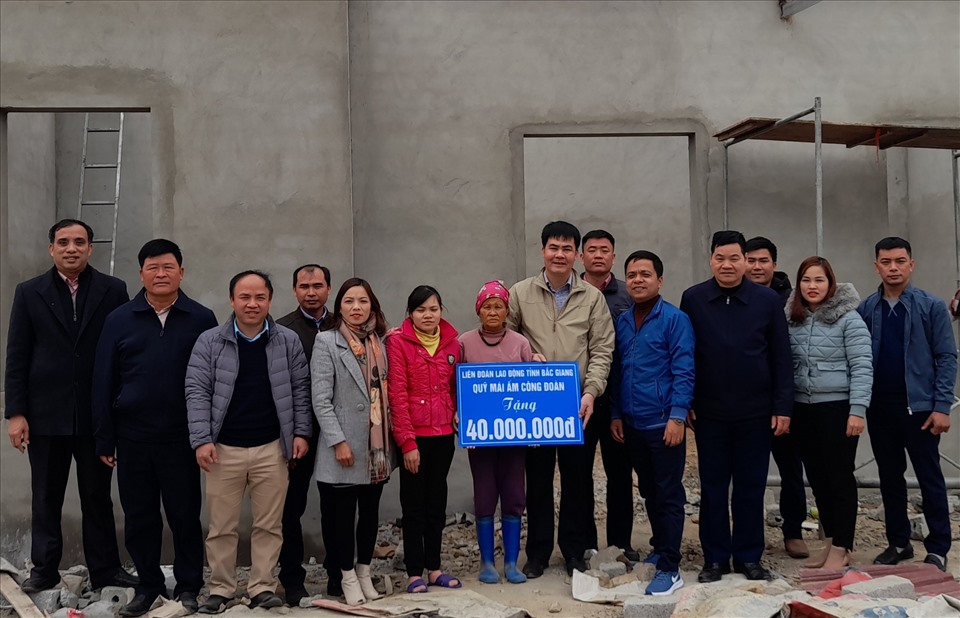 Lãnh đạo LĐLĐ huyện Lục Ngạn trao kinh phí hỗ trợ xây nhà “Mái ấm công đoàn” cho gia đình chị Hiền. Ảnh: Lê Như Tùng