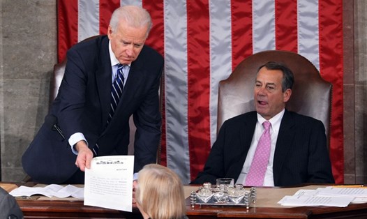 Phó Tổng thống Mỹ Joe Biden (trái) tham gia kiểm phiếu đại cử tri trong cuộc bầu cử tổng thống Mỹ năm 2012 trong phiên họp chung tại Điện Capitol ở Washington vào ngày 4.1.2013. Ảnh: AFP.