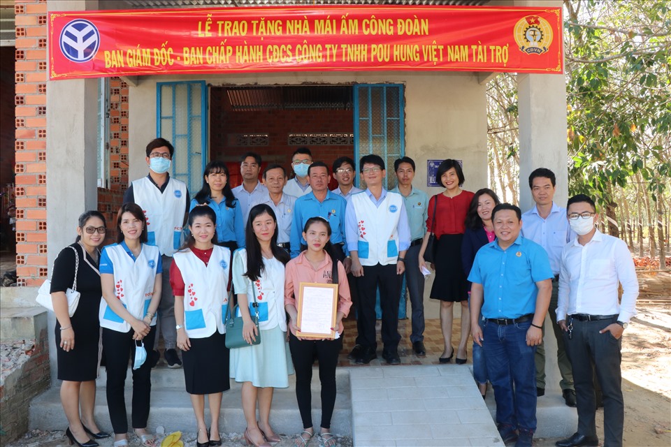 Các đại biểu chụp ảnh lưu niệm với gia đình chị Kim Chi. Ảnh LĐLĐ Tây Ninh cung cấp