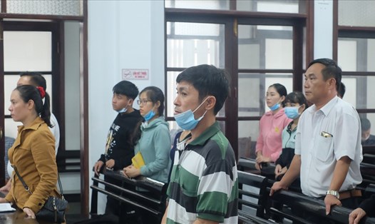 Bị cáo Nguyễn Phan Ngọc Hiền (đứng giữa, tài xế xe trộn bê tông của Công ty CP HDP Nha Trang) tại phiên tòa sơ thẩm ngày 11.12. Ảnh: Nhiệt Băng