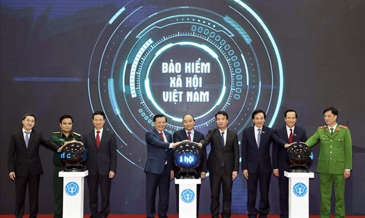 Thủ tướng Chính phủ Nguyễn Xuân Phúc cùng các đồng chí lãnh đạo nhấn nút khai trương ứng dụng VssID-Bảo hiểm xã hội số. Ảnh: BHXH