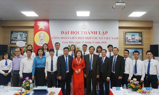 LĐLĐ quận Long Biên (Hà Nội) tổ chức lễ kết nạp đoàn viên và ra mắt Công đoàn cơ sở Liên hiệp Hợp tác xã Việt Nam. Ảnh: Hải Anh