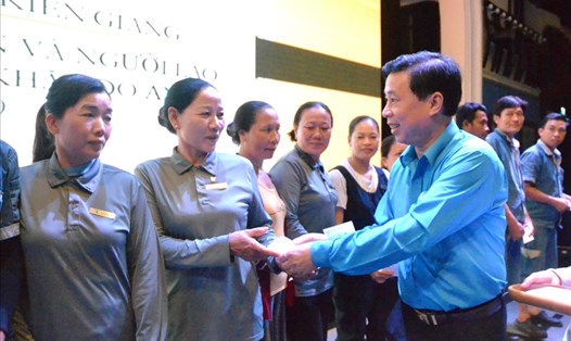 Chủ tịch LĐLĐ tỉnh Kiên Giang Trần Thanh Việt trao hỗ trợ đoàn viên tại doanh nghiệp du lịch ở Phú Quốc bị ảnh hưởng bởi dịch COVID-19. Ảnh: Lục Tùng