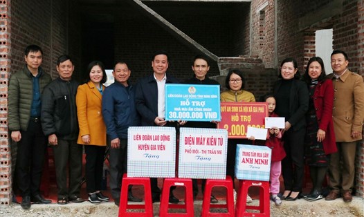 Đại diện lãnh đạo LĐLĐ tỉnh Ninh Bình trao tiền hỗ trợ xây nhà mái ấm công đoàn cho cho gia đình đoàn viên Nguyễn Thị Thúy Tình. Ảnh: NT