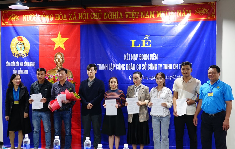 CĐ các KCN tỉnh Quảng Nam trao quyết định thành lập CĐCS chúc mừng Ban chấp hành. Ảnh: Thanh Chung
