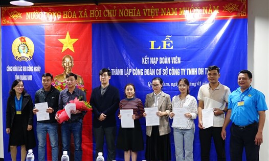 CĐ các KCN tỉnh Quảng Nam trao quyết định thành lập CĐCS chúc mừng Ban chấp hành. Ảnh: Thanh Chung