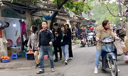Nhiều người dân tại chợ Thành Công (Hà Nội) không đeo khẩu trang phòng dịch COVID-19. Ảnh: Phạm Đông