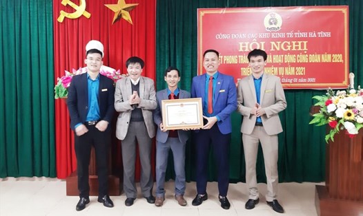 Công đoàn các Khu kinh tế tỉnh Hà Tĩnh được nhận bằng khen của UBND tỉnh Hà Tĩnh. Ảnh: CĐ