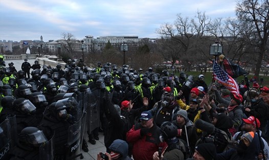 Người biểu tình đụng độ với cảnh sát bên ngoài trụ sở Quốc hội Mỹ ngày 6.1. Ảnh: AFP