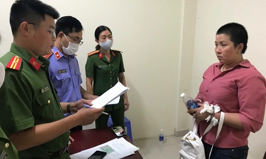 Công an đọc quyết định khởi tố bị can và lệnh bắt tạm giam Nguyễn Thị Bích Thủy. Ảnh: CACC