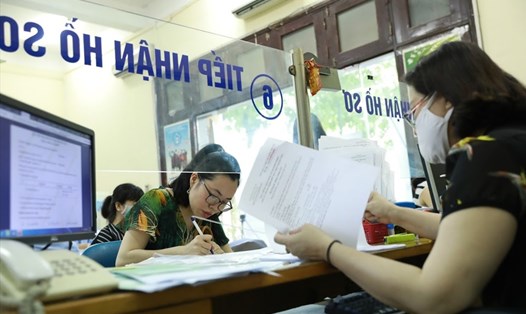 Người dân làm các thủ tục về Bảo hiểm xã hội. Ảnh minh hoạ Hải Nguyễn.