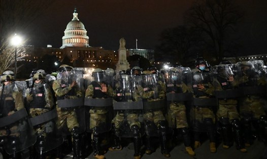 Lực lượng Vệ binh Quốc gia bên ngoài Điện Capitol ở Washington, D.C, ngày 6.1. Ảnh: AFP
