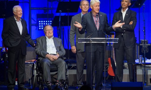 Các cựu Tổng thống Mỹ (từ trái qua phải) Jimmy Carter, George H. W. Bush (đã qua đời), George W. Bush, Bill Clinton và Barack Obama trong một sự kiện ở Texas năm 2017. Ảnh: AFP.