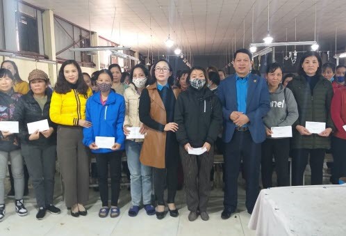 Lãnh đạo LĐLĐ tỉnh Thái Nguyên trao hỗ trợ cho đoàn viên khó khăn do dịch COVID-19. Ảnh: CDTN