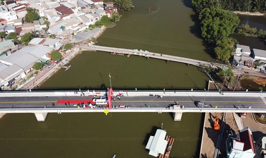 Cầu Phước Lộc mới thông xe thay cầu cũ đã xuống cấp trầm trọng do xây từ lâu.  Ảnh: Anh Tú