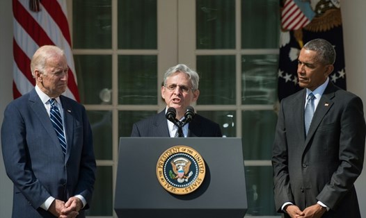 Thẩm phán Merrick Garland (giữa) phát biểu sau khi Tổng thống Mỹ Barack Obama, cùng Phó Tổng thống Joe Biden (trái), công bố đề cử ông vào Tòa án Tối cao Mỹ tại Vườn Hồng ở Nhà Trắng ở Washington, DC, năm 2016. Ảnh: AFP.