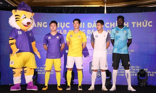 Quang Hải và đồng đội giới thiệu mẫu áo đấu chính thức của Câu lạc bộ Hà Nội. Ảnh: Hoài Thu