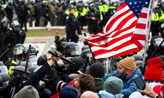Người ủng hộ Tổng thống Donald Trump đối đầu với cảnh sát chống bạo động bên ngoài tòa nhà Điện Capitol ngày 6.1.2021 tại thủ đô Washington, Mỹ. Ảnh: AFP