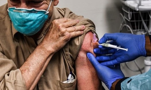 Tiêm chủng vaccine Pfizer-BioNTech ở Trung tâm Nghiên cứu Mỹ tại Hollywood, Florida, Mỹ, ngày 18.12. Ảnh: AFP