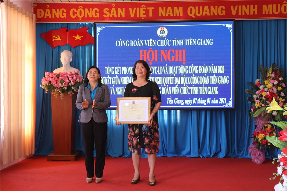 Phó Chủ tịch LĐLĐ tỉnh Tiền Giang Lê Thanh Tiền tặng Bằng khen của Tổng Liên đoàn Lao động Việt Nam cho cá nhân “Đã có nhiều thành tích trong phong trào thi đua Lao động giỏi và xây dựng tổ chức Công đoàn vững mạnh năm 2020". Ảnh: Lý Oanh