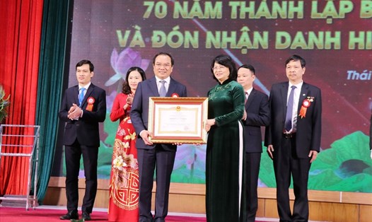 Phó Chủ tịch Nước Đặng Thị Ngọc Thịnh trao danh hiệu Anh hùng Lao động thời kỳ đổi mới tặng Bệnh viện Trung ương Thái Nguyên. Ảnh TTXVN