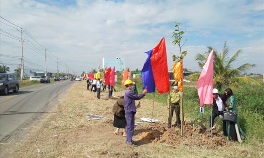 Người dân Bến Tre tham gia trồng cây xanh trên các tuyến quốc lộ trong tỉnh. Ảnh: K.Q