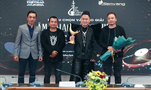 Ca sĩ Tùng Dương lập cú hat-trick với Giải thưởng Âm nhạc Cống hiến. Ảnh: BTC.