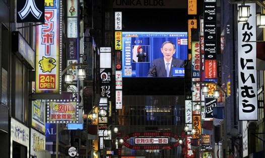 Màn hình lớn ghi lại cảnh Thủ tướng Nhật Bản Suga Yoshihide họp báo ban bố tình trạng khẩn cấp cho khu vực Tokyo và các tỉnh lân cận ngày 7.1. Ảnh: AFP.