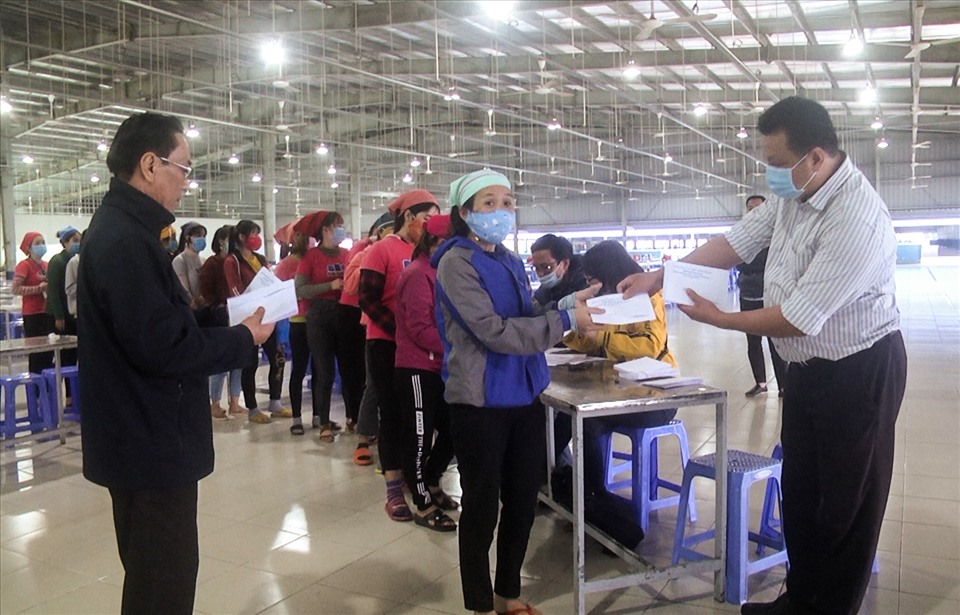 CĐ các KCN Quảng Nam Trao hàng trăm suất quà cho người lao động. Ảnh: Thanh Chung