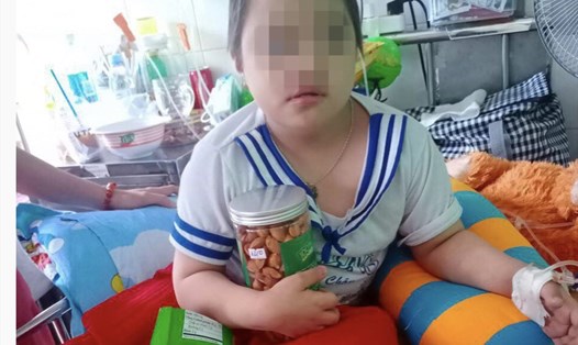 Bé Nguyễn Lê Trúc Giang, 8 tuổi, quê ở xã Phương Trà, huyện Cao Lãnh, Đồng Tháp mắc bệnh ung thư xương gần một năm nay. Ảnh: GĐCC