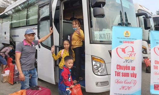 Gia đình công nhân của Công ty TNHH PouYuen Việt Nam được Báo Lao Động và Ngân hàng NNPTNT Việt Nam tặng vé xe về quê ăn Tết Canh Tý 2020. 
Ảnh: Nam Dương