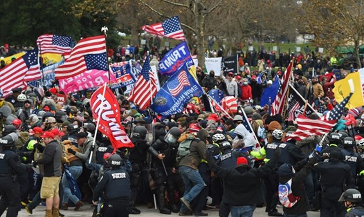 Người biểu tình đụng độ với cảnh sát bên ngoài trụ sở Quốc hội Mỹ. Ảnh: AFP