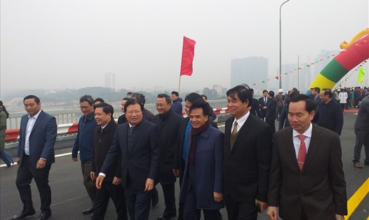 Phó Thủ tướng Trịnh Đình Dũng phát lệnh thông xe cầu Thăng Long. Ảnh: ĐT