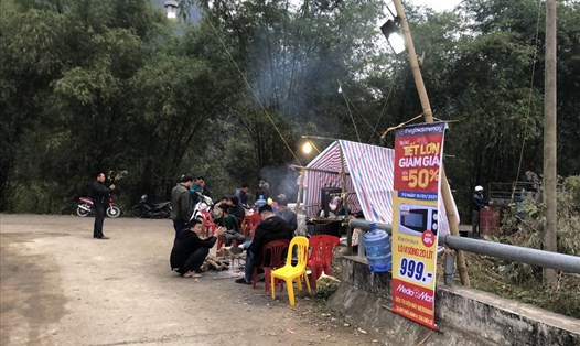Người dân ở Hòa Bình lập chốt, dựng lán chặn xe vào bãi rác. Ảnh: Minh Nguyễn