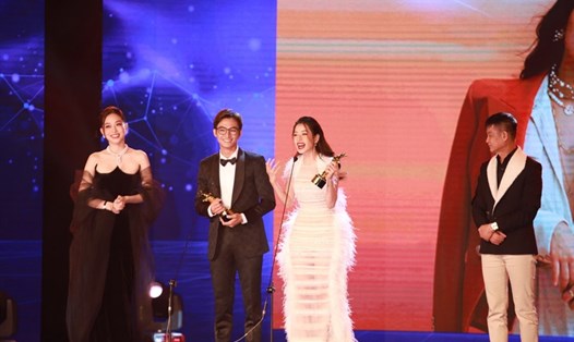Lãnh Thanh và Chi Pu trong phim ‘Chị chị em em’ nhận giải Nam/Nữ diễn viên được yêu thích nhất do khán giả bình chọn. Ảnh: BTC