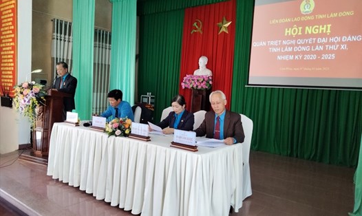 Ông Hoàng Liên - Tỉnh ủy viên, Chủ tịch LĐLĐ tỉnh Lâm Đồng phổ biến Nghị quyết Đại hội Đảng bộ tỉnh nhiệm kỳ 2020 - 2025 cho cán bộ công đoàn. Ảnh Đức Thiệm