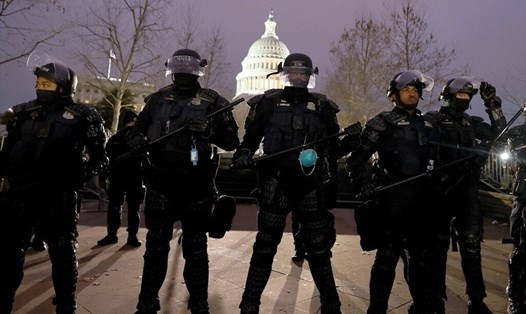 Cảnh sát trong trang phục chống bạo động bên ngoài tòa nhà Quốc hội Mỹ sau vụ hỗn loạn ngày 6.1. Ảnh: AFP