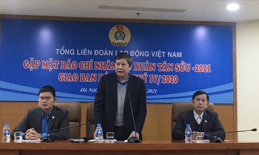 Phó Chủ tịch Thường trực Tổng Liên đoàn Lao động Việt Nam Trần Thanh Hải trao đổi về công tác chăm lo Tết nguyên đán Tân Sửu 2021 cho đoàn viên, người lao động. Ảnh: Hải Anh