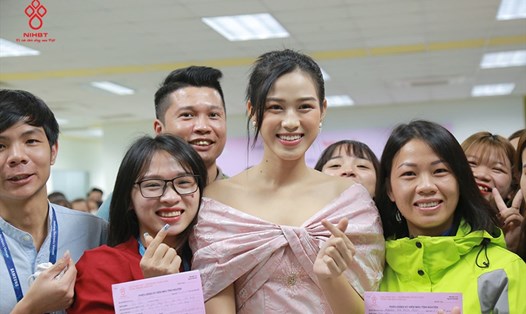 Hoa hậu Đỗ Thị Hà thân thiện chụp ảnh cùng người hiến máu. Ảnh: BVCC